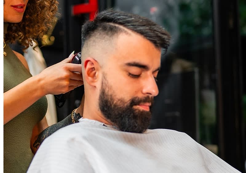 Moški s sodobno pričesko 