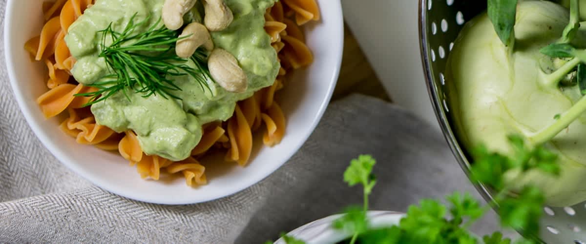 Veganski rezanci z omako iz kolerabe