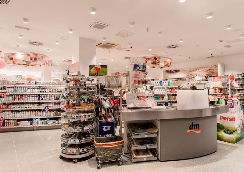 dm Mitarbeiter berät Kundin in der dm Filiale