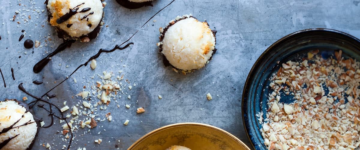 Kokosovi piškoti s čokolado na kovinski površini