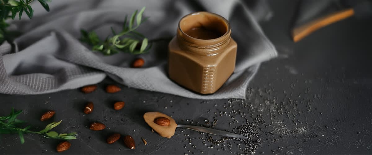 Mandljevo maslo v kozarcu 