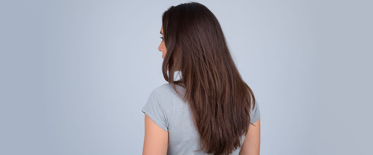 Ženska z dolgimi rjavimi lasmi 