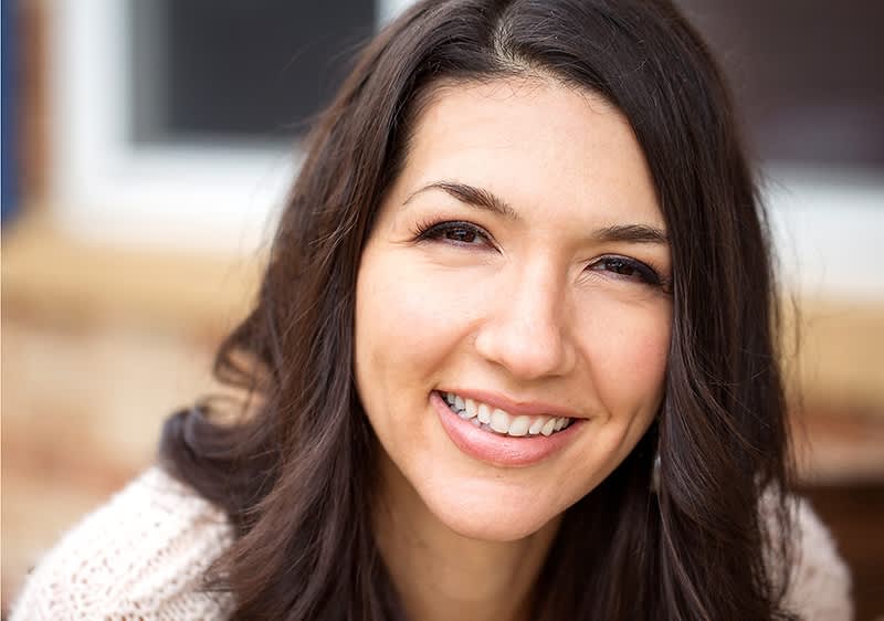 Ženska z dolgimi rjavimi lasmi 