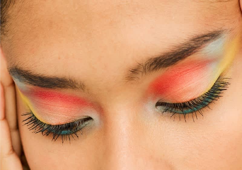 Barvna ličila na očesu z rumenim senčilom in dolgimi trepalnicami