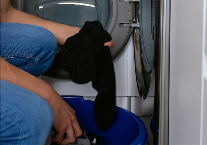 Pranje perila v pralnem stroju s košaro za umazano perilo