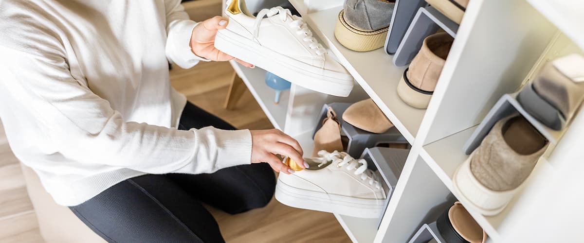 Organizacija čevljev v omari s športnimi copati