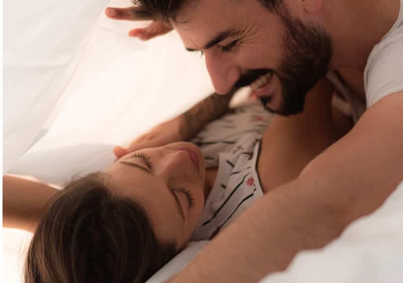 Par pod belo rjuho z zamegljenim obrazom