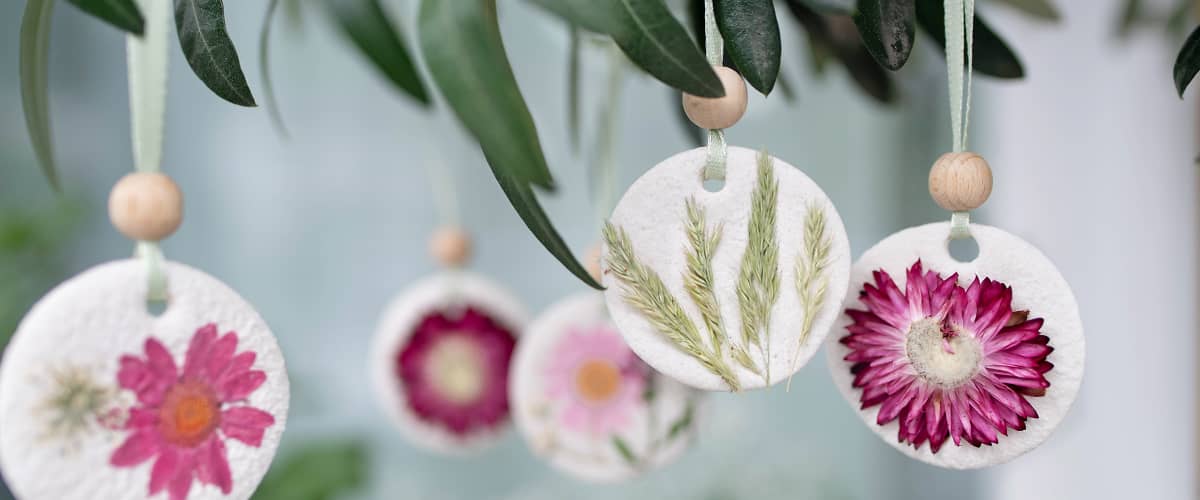 Salzteiganhänger mit getrockneten Blüten