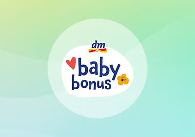 dm baby bonus logotip na pastelni zeleni in modri podlagi