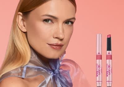 Šminka v roza odtenku ob ženski z blond lasmi in prosojno pentljo