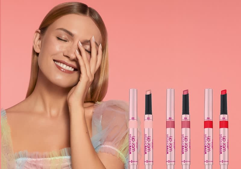 Šminka v roza odtenku ob ženski z blond lasmi in prosojno pentljo