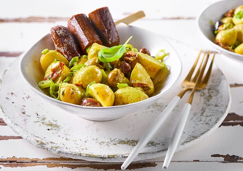 Veganska krompirjeva solata s prelivom iz pesta in z nabodali