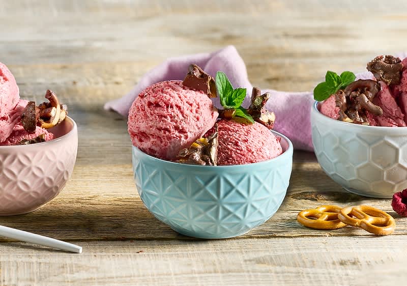 Malinov zamrznjen jogurt s koščki prestic s čokolado in malinami