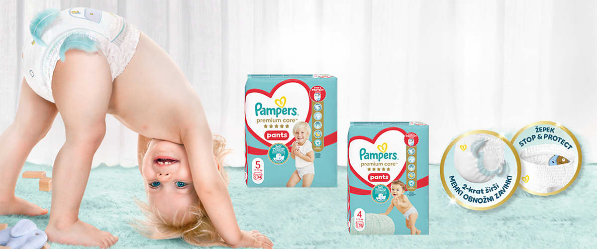 Alt-Text Dojenček v plenicah Pampers se igra na mehki preprogi