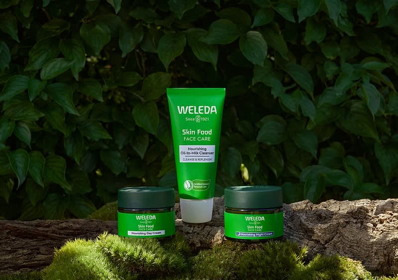 Alt-Text Weleda Skin Food izdelki na lesu in mahovnem ozadju