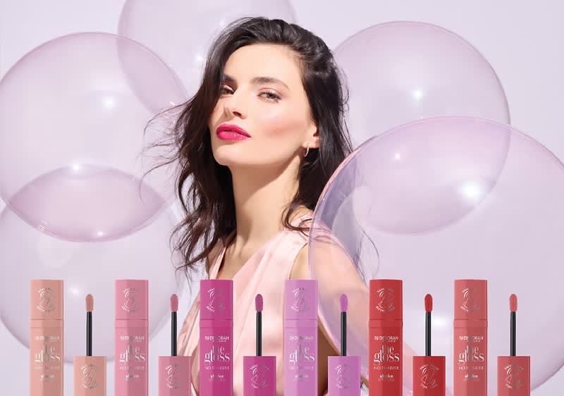 Šminka v roza odtenku ob ženski z blond lasmi in prosojno pentljo