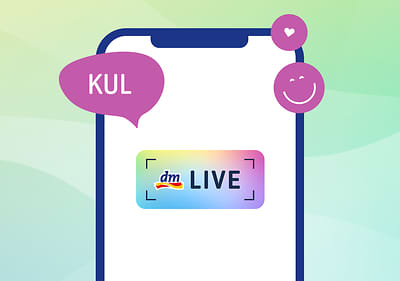 Alt-Text Pametni telefon z aplikacijo dm LIVE in ikone za cool ter nasmeh