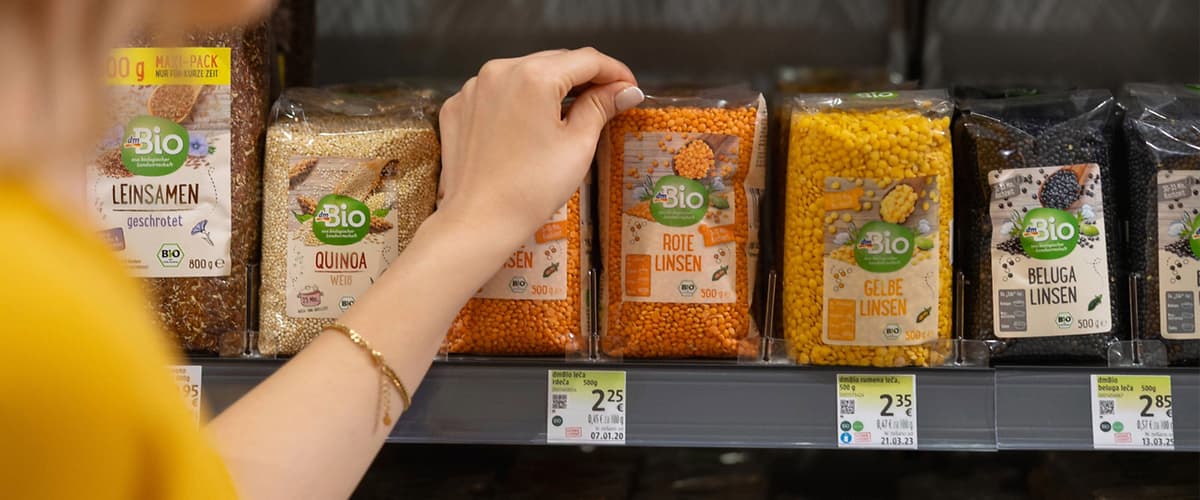 Nakupovanje v trgovini z zdravo hrano, ženska izbira lečo na polici