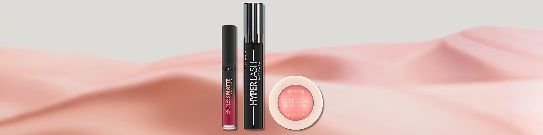 Alt-Text Kozmetika: mat šminka, maskara in rdečilo na rožnatem ozadju