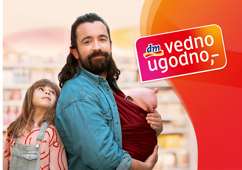 Vedno ugodno dm logotip na rdečem ozadju z napisom Vedno več za vaš denar