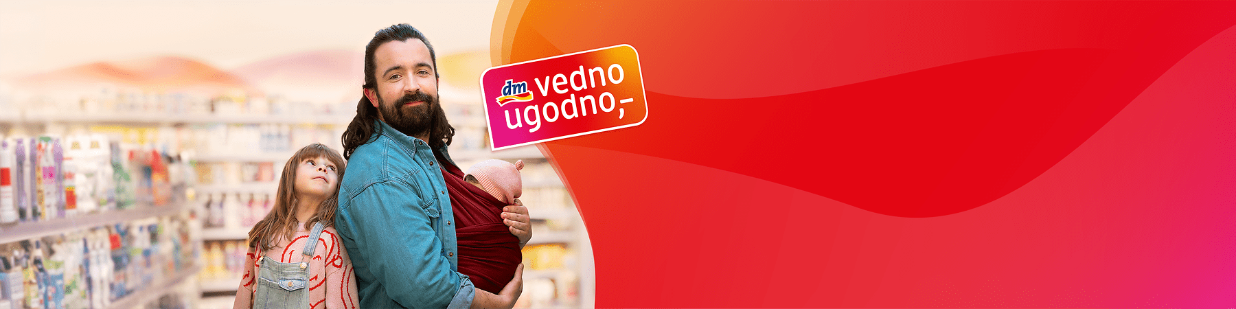 Vedno ugodno dm logotip na rdečem ozadju z napisom Vedno več za vaš denar