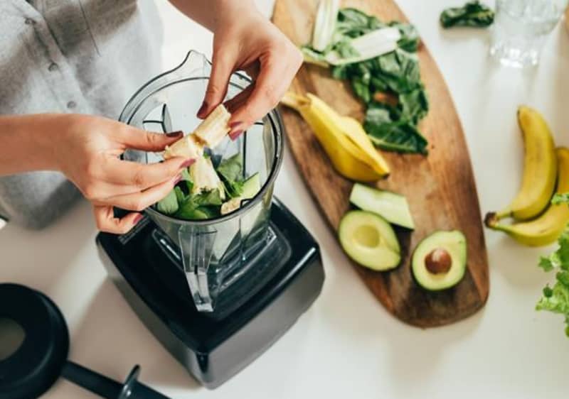 Alt-Text Priprava smoothieja z avokadom in banano v blenderju