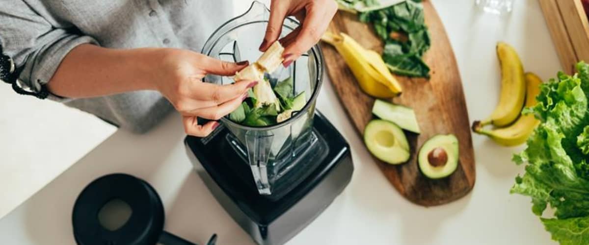 Alt-Text Priprava smoothieja z avokadom in banano v blenderju