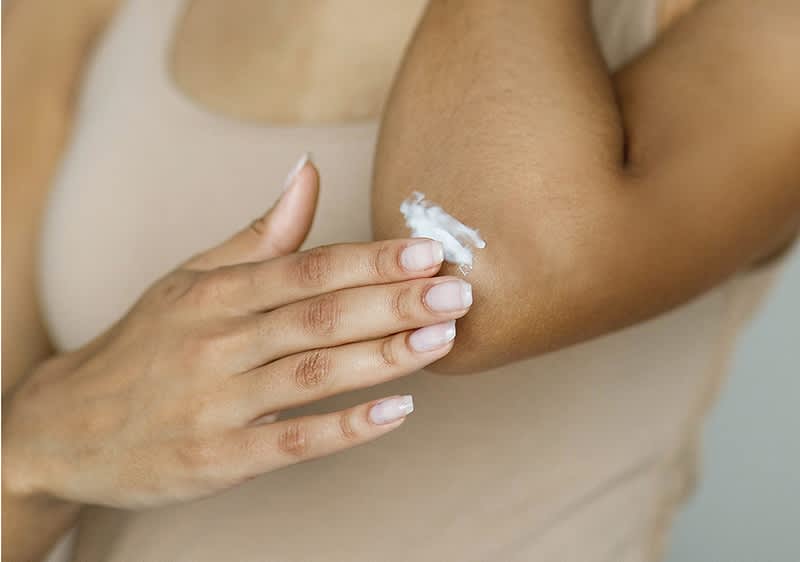 Alt-Text: Krema na komolcu za nego kože