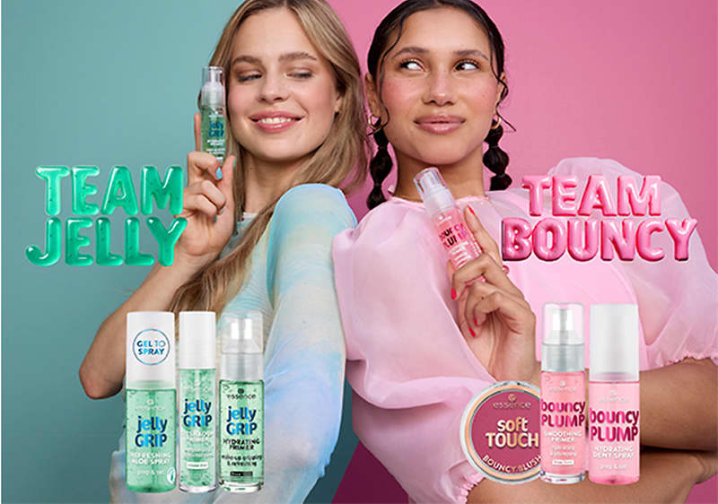 Alt-Text Dve osebi držita kozmetične izdelke Jelly Grip in Bouncy Plump pred barvnim ozadjem