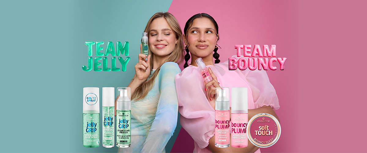 Alt-Text Dve osebi držita kozmetične izdelke Jelly Grip in Bouncy Plump pred barvnim ozadjem