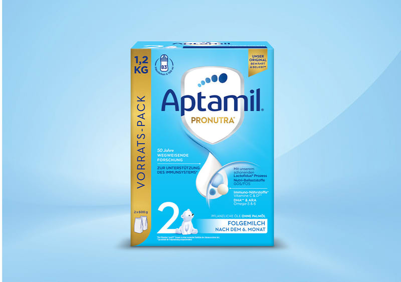 Alt-Text Embalaža Aptamil mleka za dojenčke na modrem ozadju