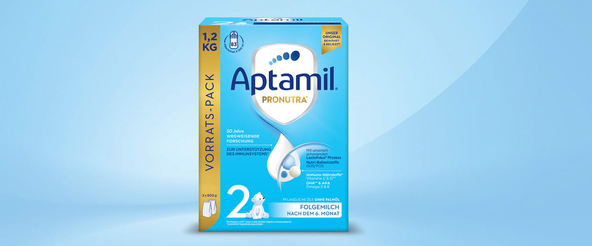 Alt-Text Embalaža Aptamil mleka za dojenčke na modrem ozadju