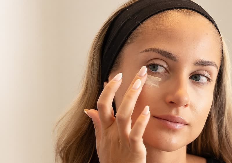 Ženska z dolgimi svetlimi lasmi in črnim trakom za lase