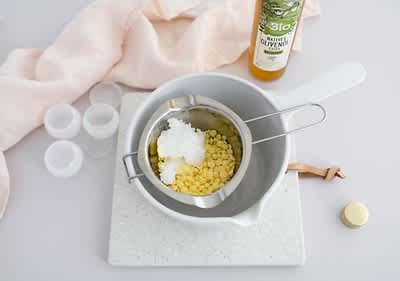 Alt-Text Kuhinja z olivnim oljem in sestavinami za domačo kozmetiko