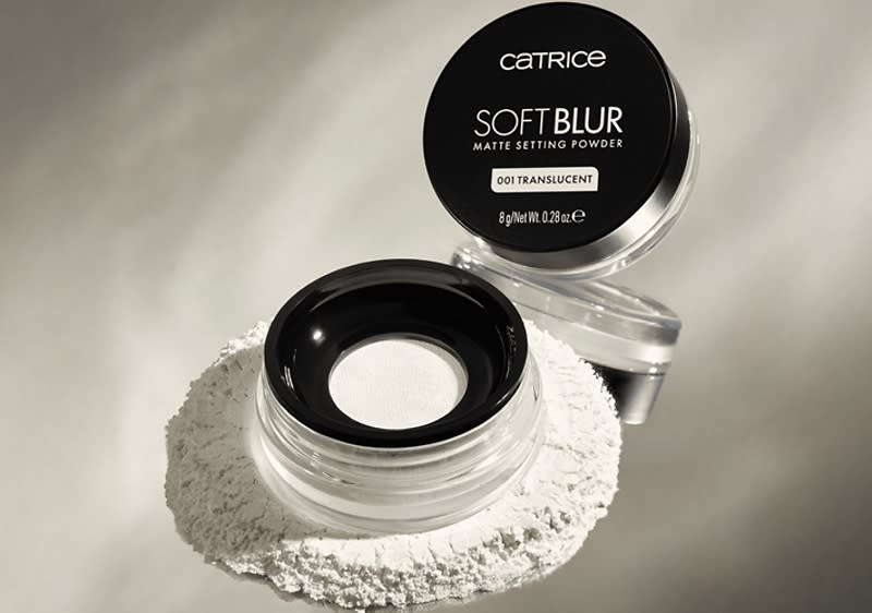 Alt-Text Soft Blur matirni puder Catrice v prosojni embalaži