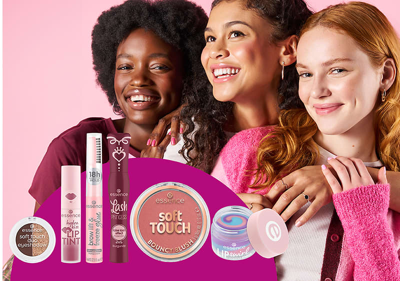 Alt-Text Ženske v roza oblačilih z roza nohti in kodrastimi lasmi