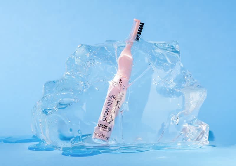 Alt-Text Ledena skulptura z roza maskaro na modrem ozadju