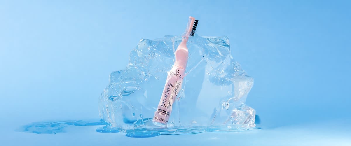 Alt-Text Ledena skulptura z roza maskaro na modrem ozadju