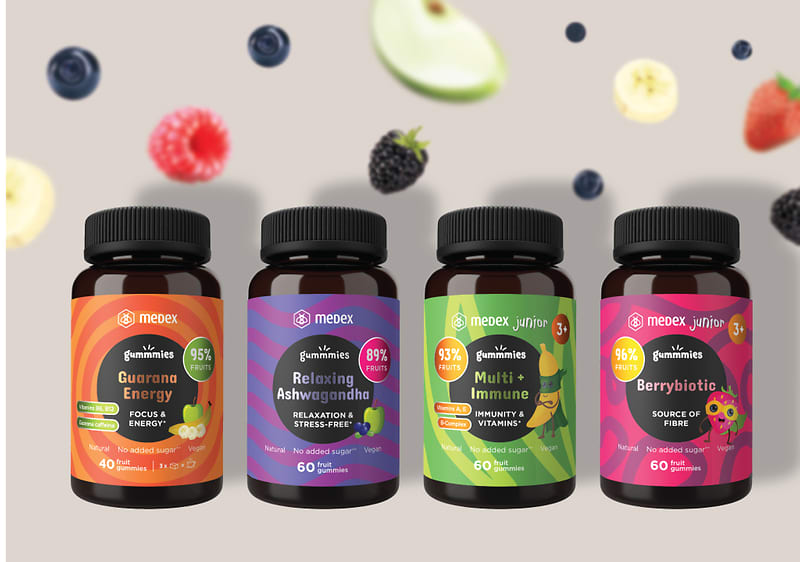 Alt-Text Stekleničke z vitamini in sadjem v ozadju