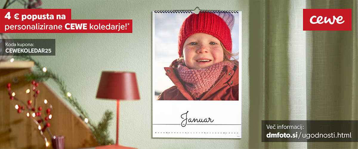 Alt-Text Koledar za januar z osebo v rdeči zimski jakni in kapi