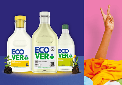 Alt-Text Ecover izdelki za čiščenje in roka z znakom za mir