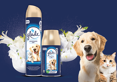 Osvežilec zraka Glade z motivom psa in mačke ter cvetlicami v ozadju