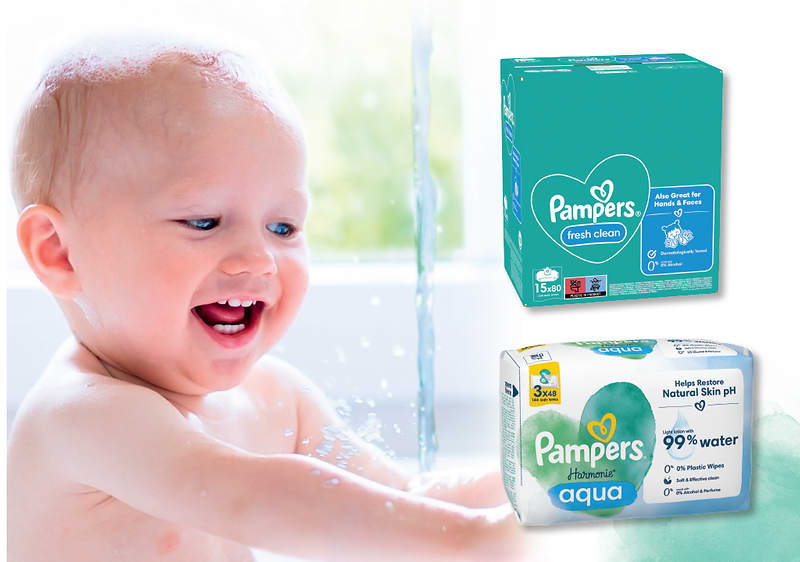 Alt-Text: Dojenček med kopanjem z Pampers robčki Fresh Clean in Harmonie Aqua