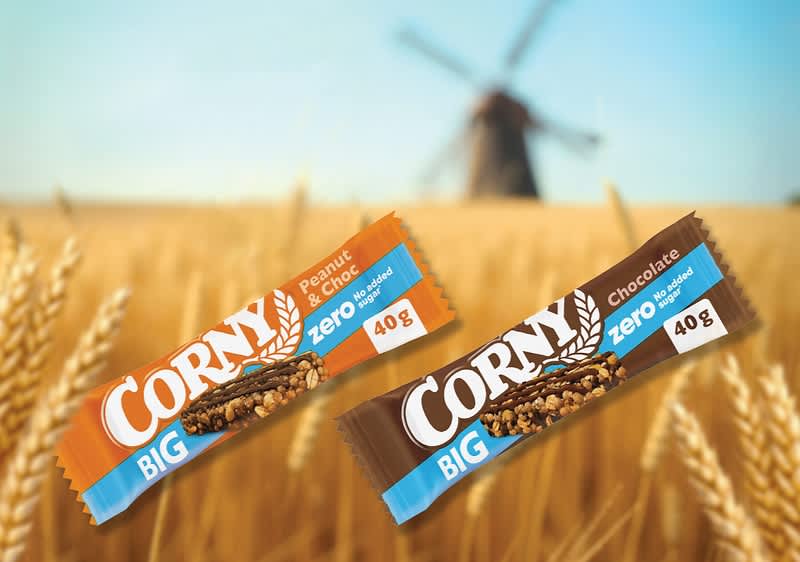 Alt-Text Pšenično polje z mlinom v ozadju in čokolado v ospredju