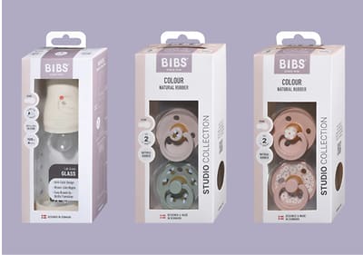 Alt-Text Steklenička in trije paketi dud Bibs v pastelnih barvah