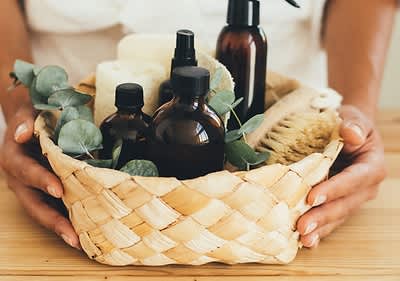 Alt-Text: Košara z naravnimi kozmetičnimi izdelki in evkaliptusom