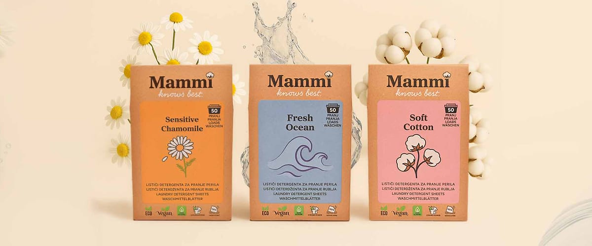 Alt-Text Tri škatle pralnega praška Mammi z motivi kamilice, oceana in bombaža