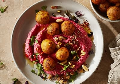 Falafel s humusom iz rdeče pese