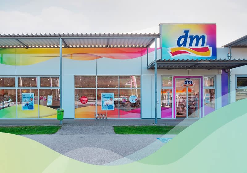 Zunanjost trgovine dm z barvito fasado in logotipom