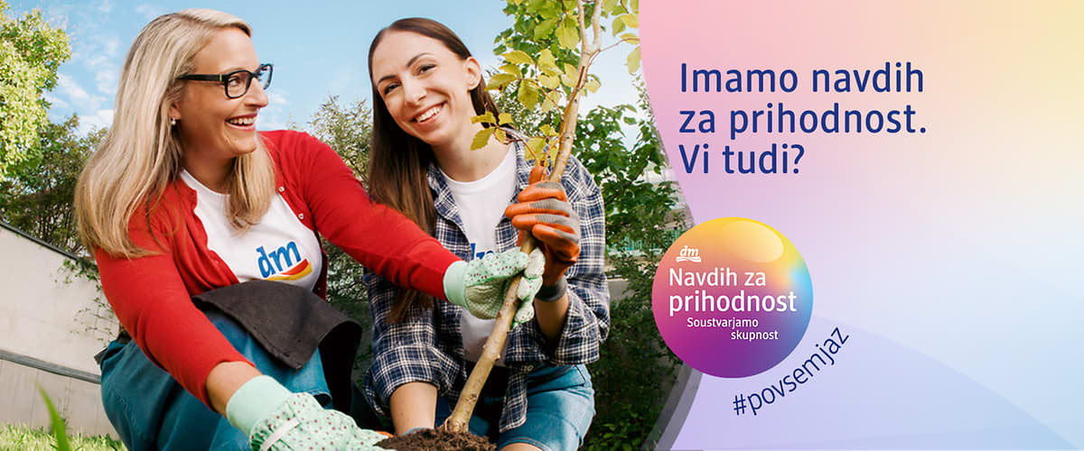 Alt-tekst: Osebi sadita drevo na vrtu, ob strani napis Navdih za prihodnost in hashtag #povsemjaz.